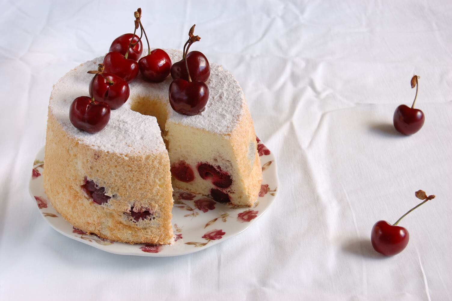 angel food cake con cerezas