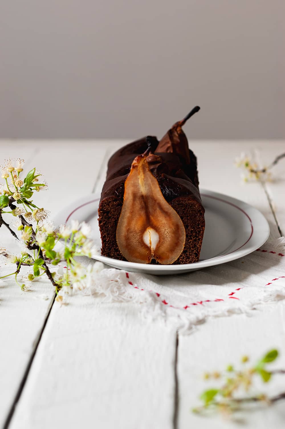 Plum cake de chocolate con peras enteras