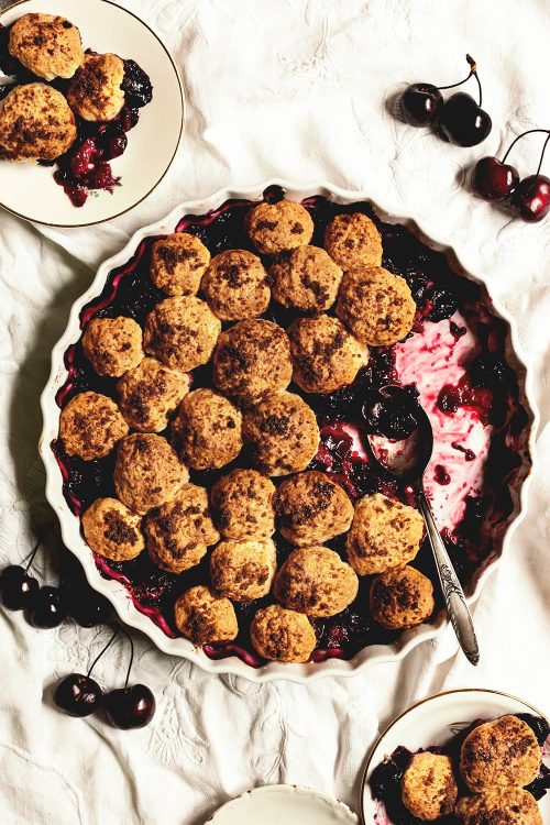 Cobbler de cereza y frambuesa