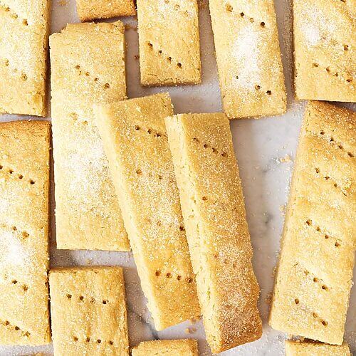 En una mesa de mármol están las galletas shortbread. Algunas llevan azúcar algunas no. 