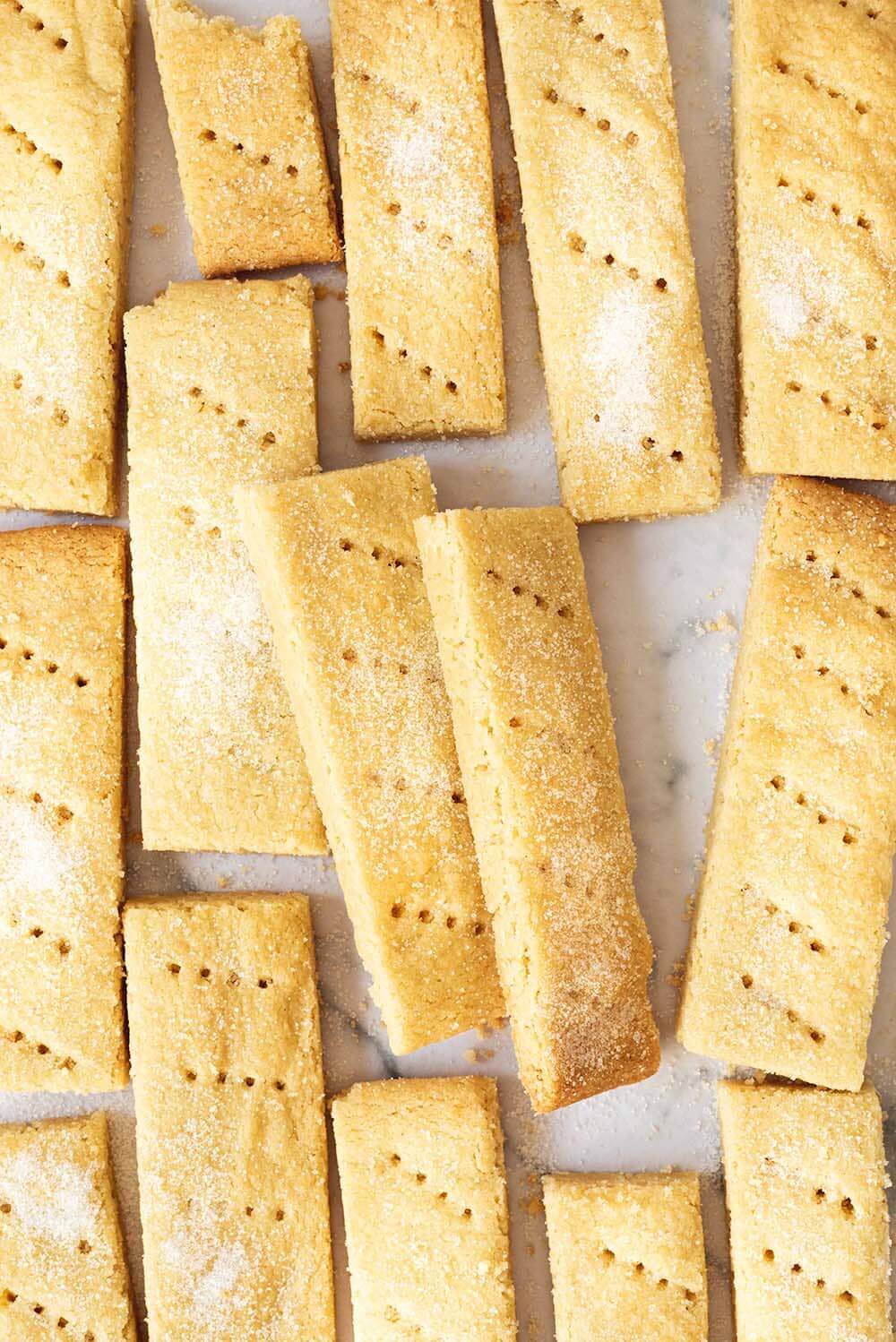 En una mesa de mármol están las galletas shortbread. Algunas llevan azúcar algunas no. 