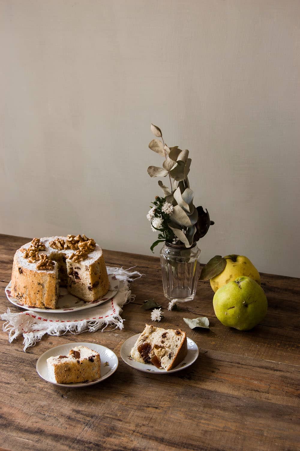 Angel food cake con membrillo, chocolate y nueces