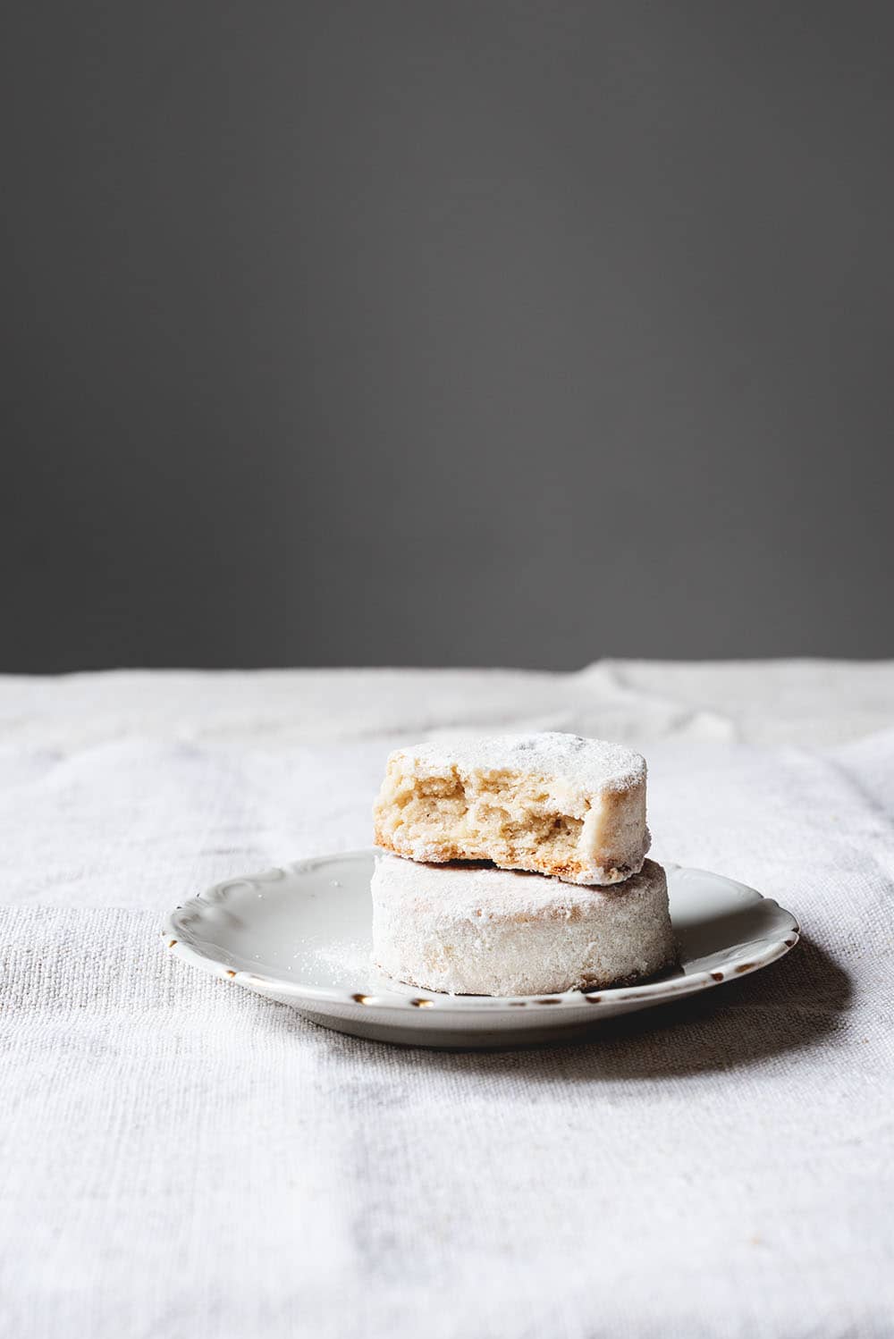 Nevaditos tradicionales y caseros En una mesa hay un mantel blanco. Encima hay un plato blanco. En plato hay dos Nevaditos de la abuela. Uno está cortado en la mitad. Se ve muy rico.