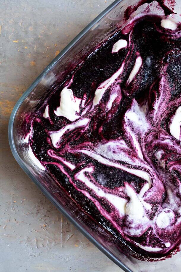 Helado de frutos rojos con leche condensada