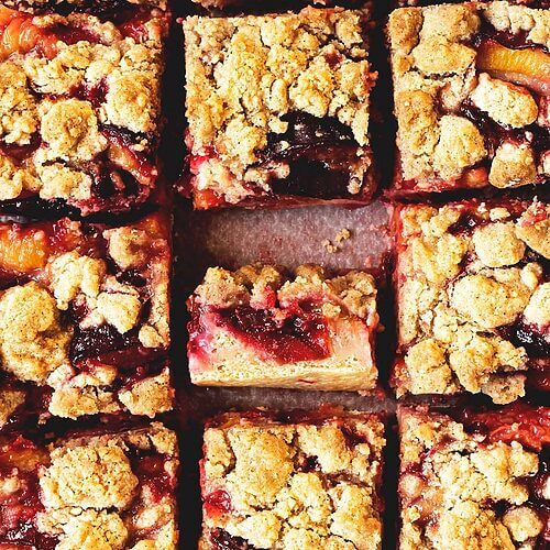Pflaumenkuchen está cortado en cuadrados.